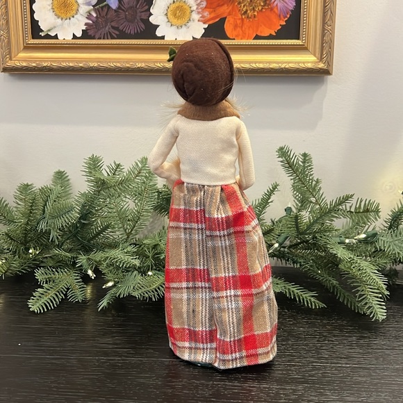 Byers’ Choice Caroler - Picture 2 of 9